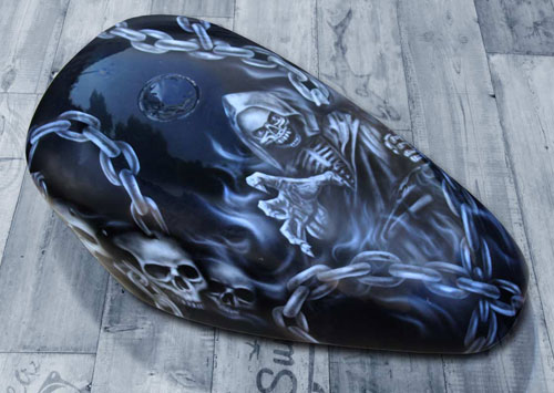 Airbrush auf Motorrad-Tank, Motiv: Skelett, Totenköpfe und Ketten