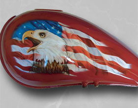 Airbrushdesign auf Tank, Motiv: Weißkopfseeadler mit amerikanischer Flagge