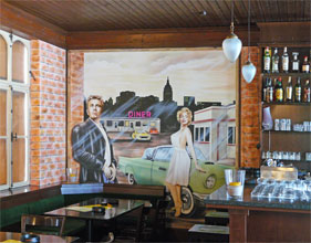 Wandbild Bar, Motiv: Marilyn Monroe und James Dean an Ford Thunderbird
