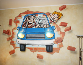 Wandbild in Fahrschule, Motiv: Auto durchbricht Wand