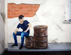 Wandbild Ausschnitt, Motiv: Typ, der auf einem Ölfass sitzt