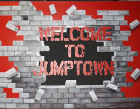 Wandbild, Motiv: Klinker-Durchbruch mit Schriftzug Welcom to Jumptown