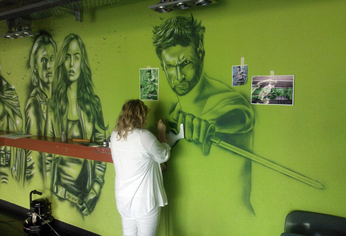 Airbrushdesign auf Wand im Kino, Motive: Jace and Clary und Wolverine