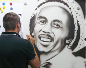 Stefan am Airbrushbild, Motiv: Portrait von Bob Marley