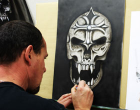 Friedrich am Airbrushbild, Motiv: Vampir-Totenkopf