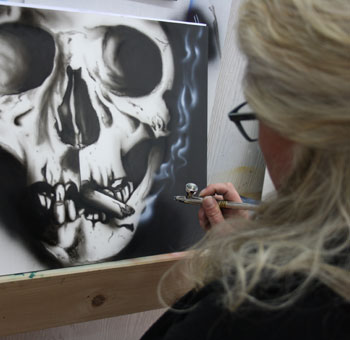 Airbrushbild, Motiv: Totenkopf mit Zigarette