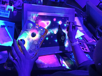 Blacklight-Painting auf Papier, Motiv: Universum