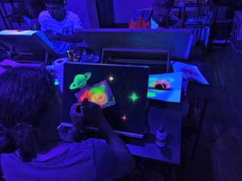 Blacklight-Airbrushbild auf Papier, Motiv: Zwei Planeten und Sterne