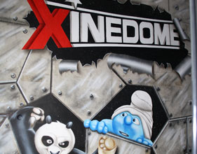Wandbild, Motiv: Schriftzug Xinedome, Schlümpfe, Kungfu Panda, Minion