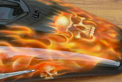 Airbrush auf Motorrad-Tank, Motiv: Real Flames with Skulls