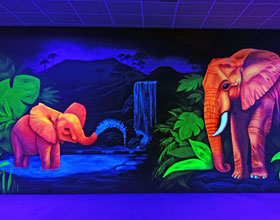 Schwarzlicht-Wandbild, Motiv: Elefant mit Baby im Wasser
