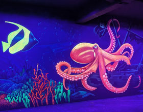 Schwarzlicht-Wandbild, Motiv: Krake am Schiff