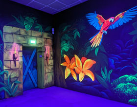 Schwarzlicht-Wandbild, Motiv: Tempel im Dschungel mit fliegendem Ara