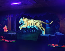 Schwarzlicht-Wandbild, Motiv: Tiger, der über einen Fluss springt