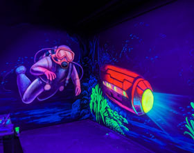 Schwarzlicht-Wandbild, Motiv: Taucher am U-Boot